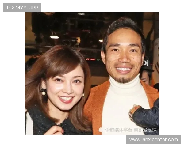 长友佑都妻子杂志写真展现优雅气质尽显成熟女性独特魅力