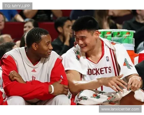 当球迷邂逅姚明的那一刻，梦想与现实交织的精彩瞬间